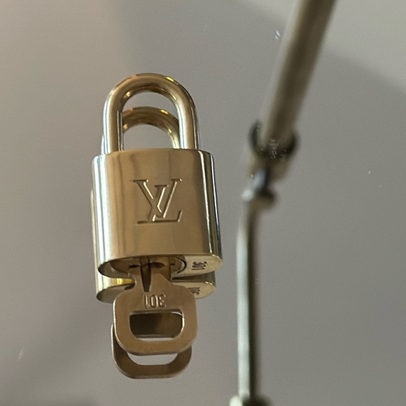 Authentic Louis Vuitton, Made in France Brass Lock & Key #301 with Monogram - Picture 4 of 9